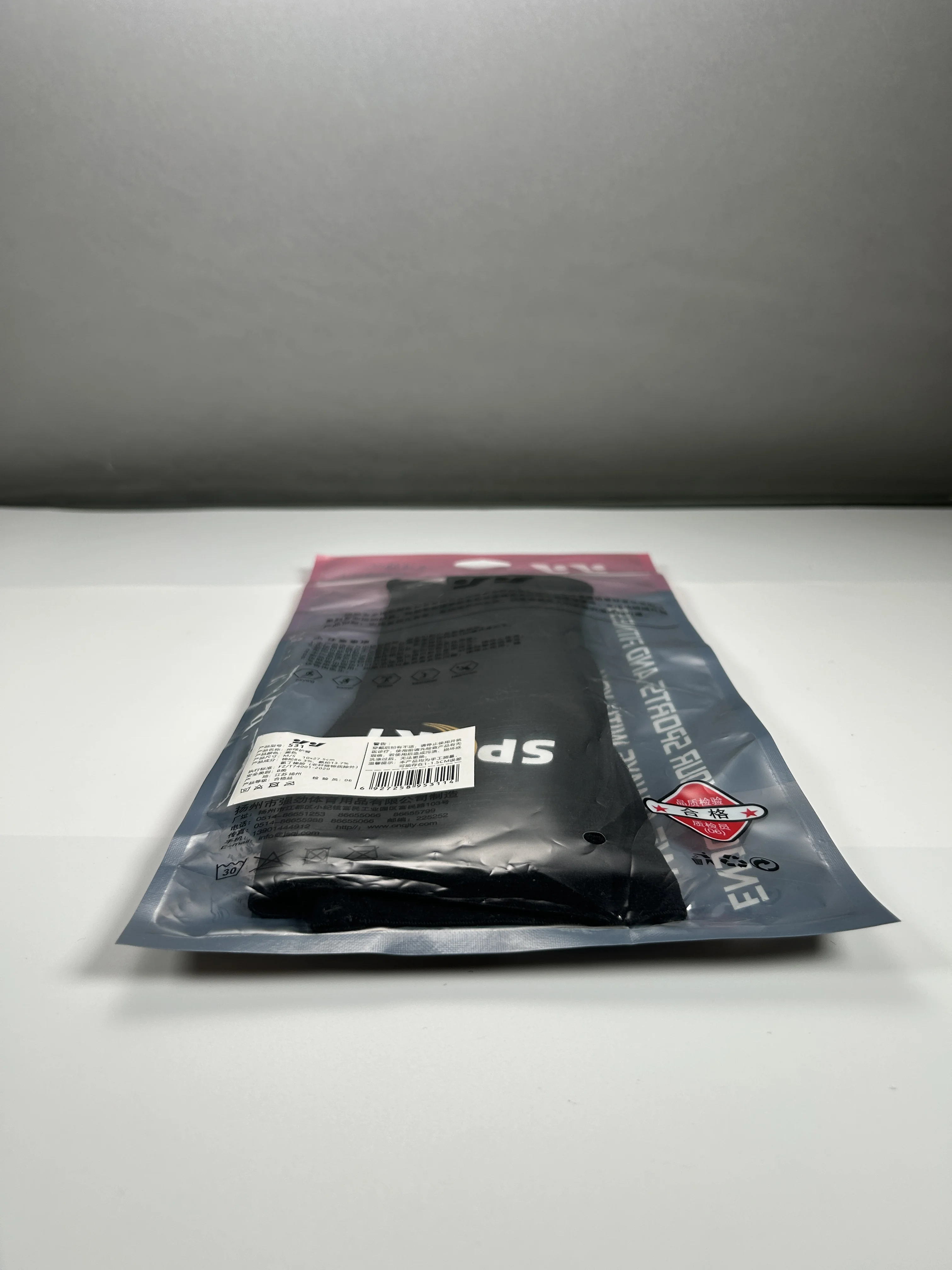 

1 пара нарукавников, рукава для предплечья с защитными пенопластовыми подушечками и отверстием для большого пальца, мягкие рукава, накладки на руки