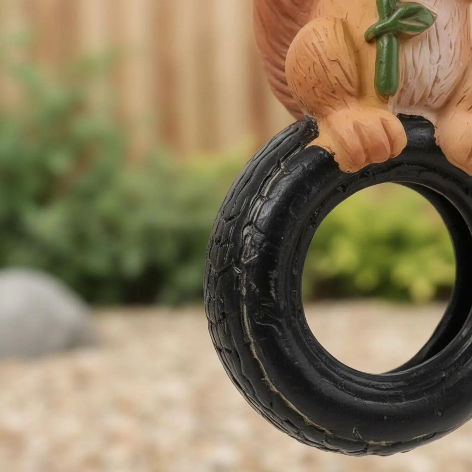 Hanging Squirrel Decoration Sculpted Squirrel Ornament Tire Loop Ornament Outdoor Home Decor Weather-Resistant