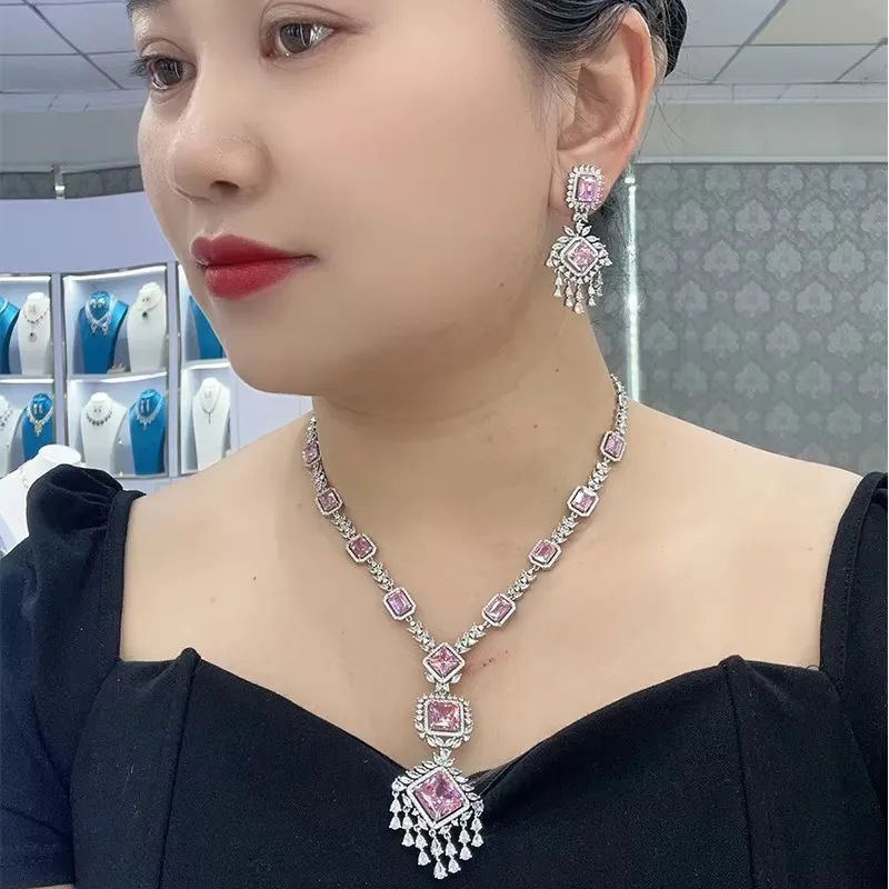 

Дизайнерские модные серьги и ожерелье для женщин, инкрустированные желтыми и розовыми квадратными кубическими цирконами, с подвесками-кисточками, комплекты украшений для вечеринок