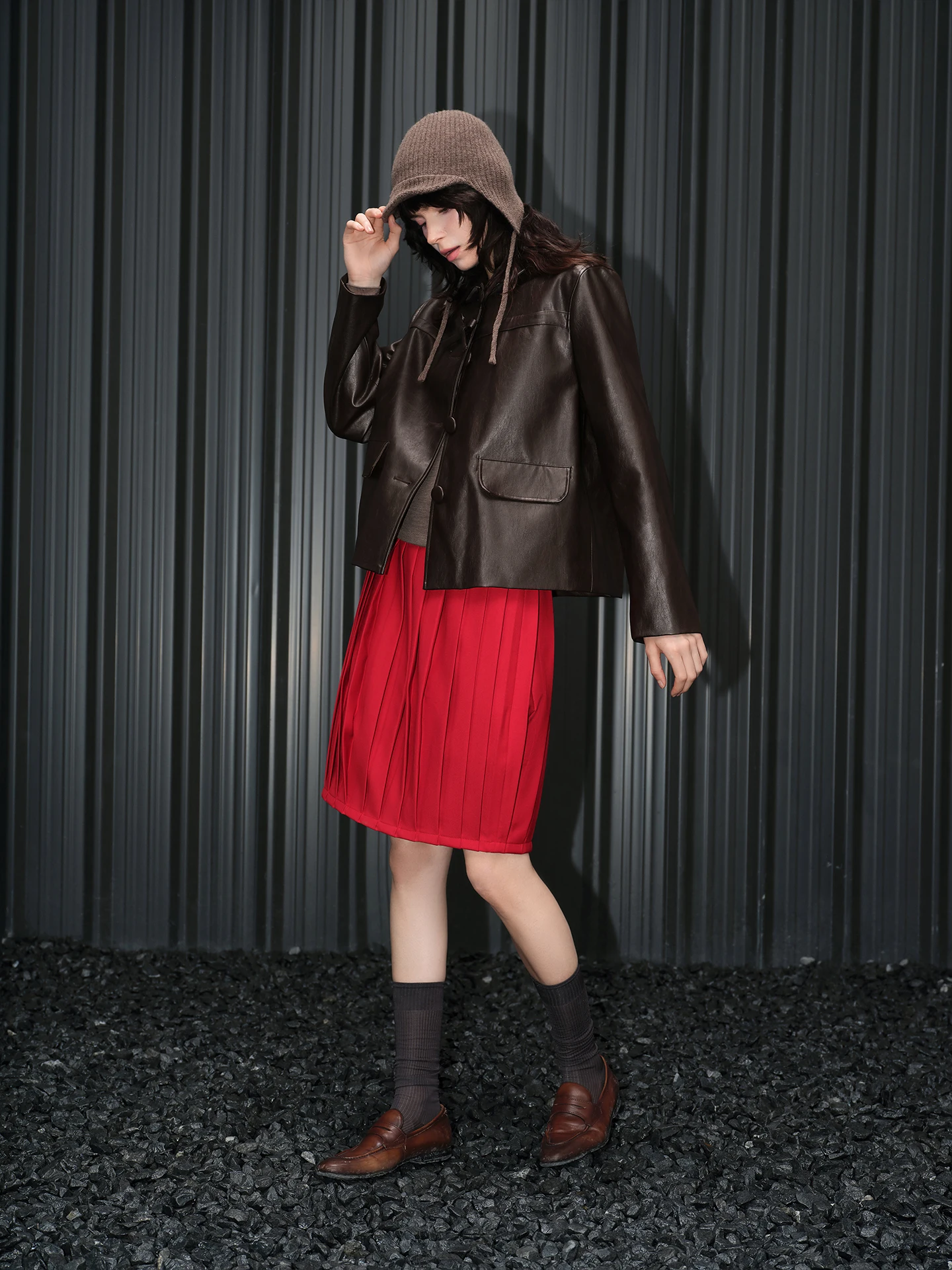 جاكيت نسائي من الجلد من Huiqing، معطف خارجي غير لامع بتصميم عصري لربيع 2026، بقصة ريترو أنيقة ودافئة، بأكمام قصيرة.