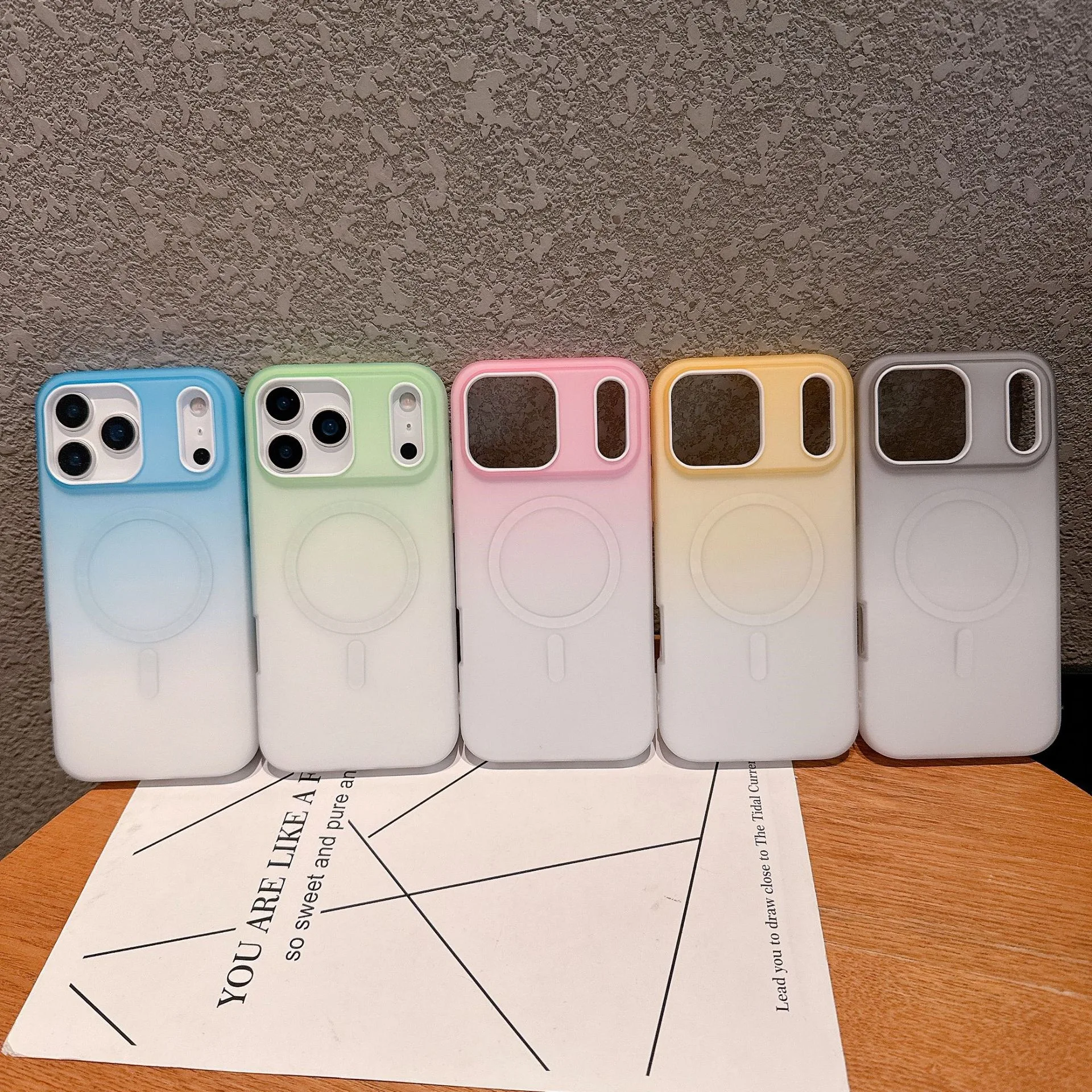 MagSafe対応 iPhone 17/Air/16/15/14 Plus/13/12 Pro Max/11用 グラデーションカラー 磁気吸着式 耐衝撃 保護バックカバー