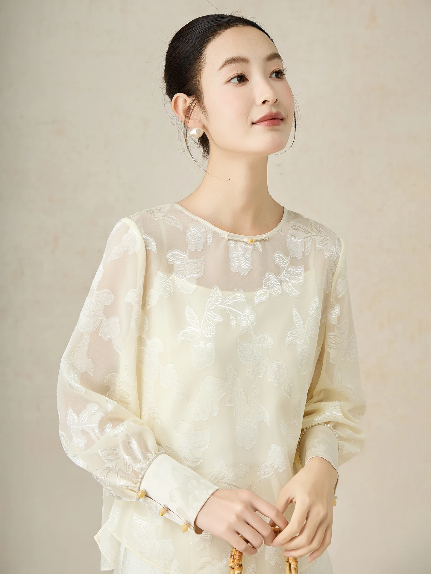

ibai Su Jin Satin Fini Floral Cut out Airy Feel Women's Top Long Sve round Ne Regular Fit Chinese Sle Light Nation...