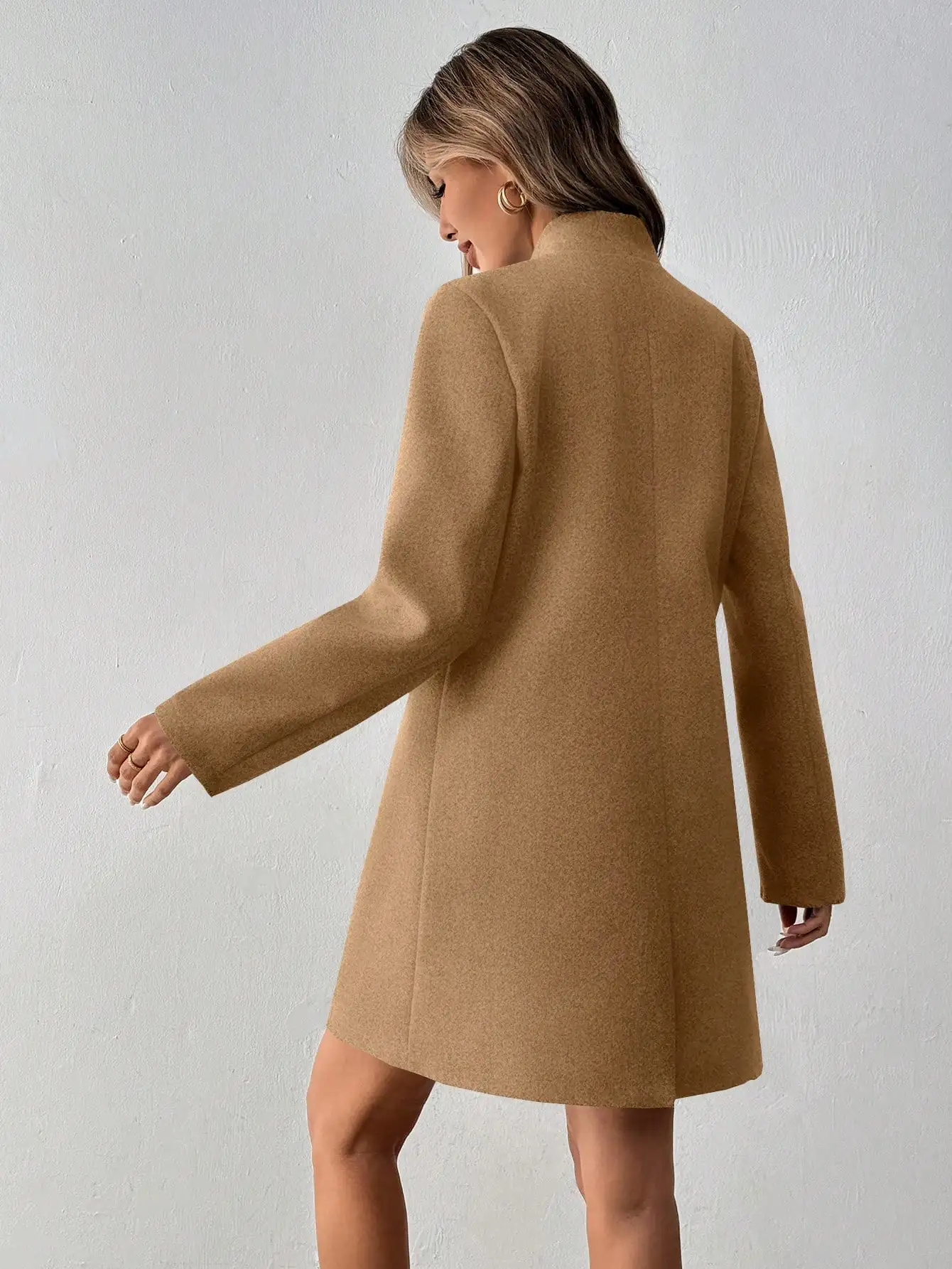 Damski płaszcz w kolorze camel, zapinany na guziki, z długim rękawem i stójką, do pracy i na co dzień.