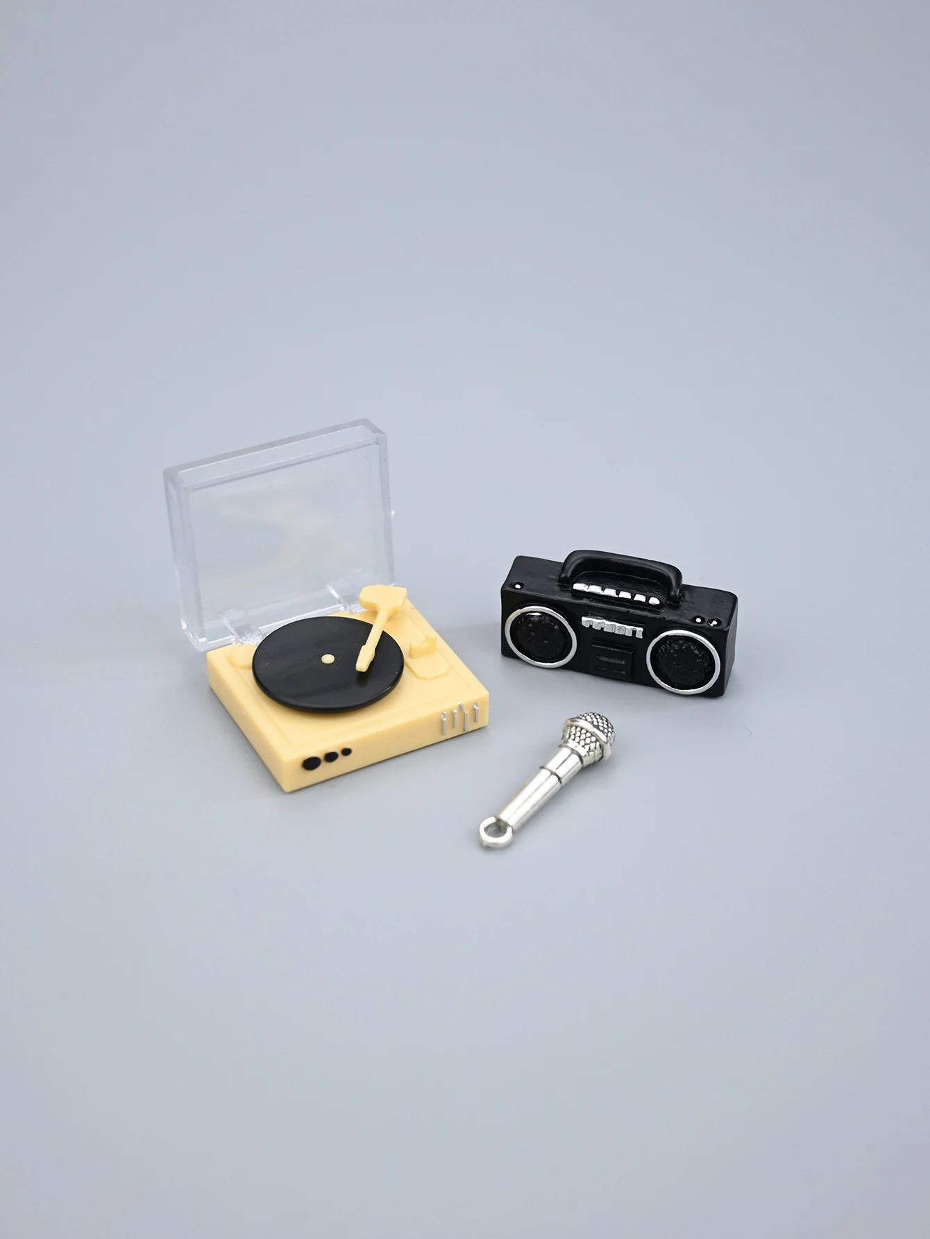 A Miniature Coffee Machine and Phonograph Scene Decoration, Miniature Recorder, Miniature Microphone, Dollhouse Dollhouse Accessories, Dollhouse Toys, Toy House Decorations, Miniature Food Toys, Photography Props, Miniature Landscape Decorations, Miniatures Decoration, Small Gifts, Giveaways, Home Decor Items