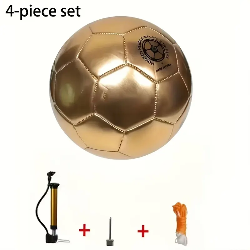 Ensemble de 4 pièces (comprend un ballon de football + une pompe + un sac en filet + une aiguille pour ballon) - Ballon de football doré épaissi de taille 5 - Fabriqué en PVC cousu à la machine pour une utilisation intérieure et extérieure, durable et au design attrayant, adapté à l'entraînement, au divertissement et aux matchs de football. C'est un cadeau indispensable pour les amis et les proches, parfait pour Noël, la Saint-Valentin, Halloween, la fête des enseignants et la rentrée scolaire.