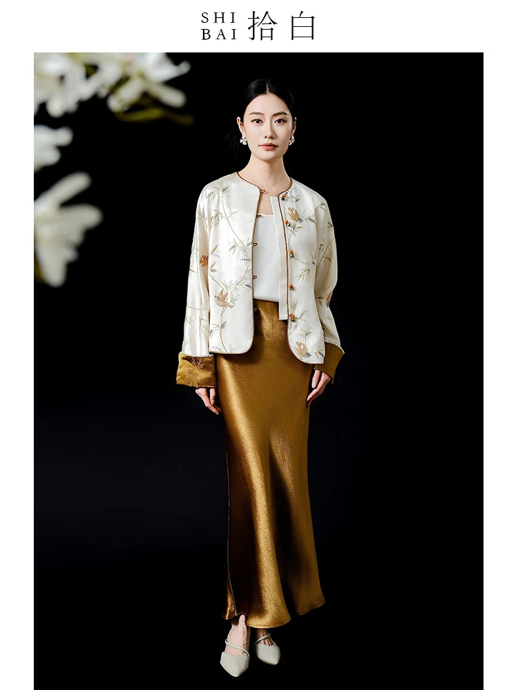 ibai Pi Blanc Nouvelle Veste Chinoise Brodée Motif Fleur de Prunier Couleur Aubergine Surface Satinée Texture Imitation Vinaigre