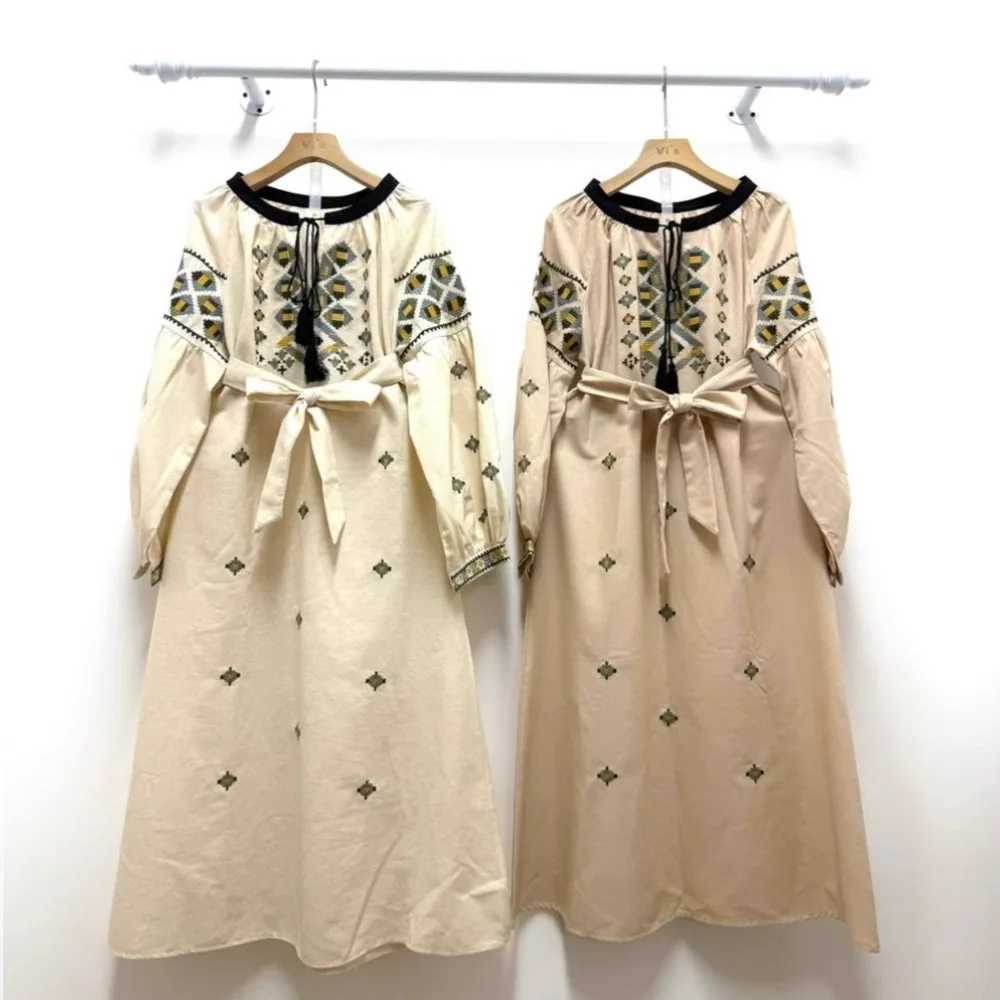 Sukienka damska w stylu etno retro z haftem, okrągły dekolt, rękawy typu latarnia, sznurowadła, frędzle, midi, jesień 2026, styl boho, vestidos