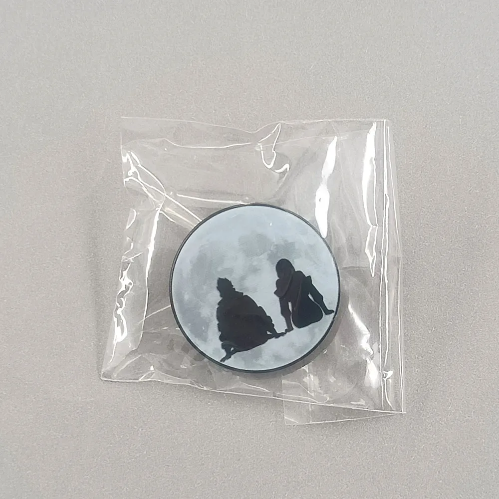 Punk-Edgerunners Brosche David Lucy Mondlicht-Silhouette Metall-Abzeichen Vollmond Emaille-Pin Gamer-Fan-Geschenk – Detail 9