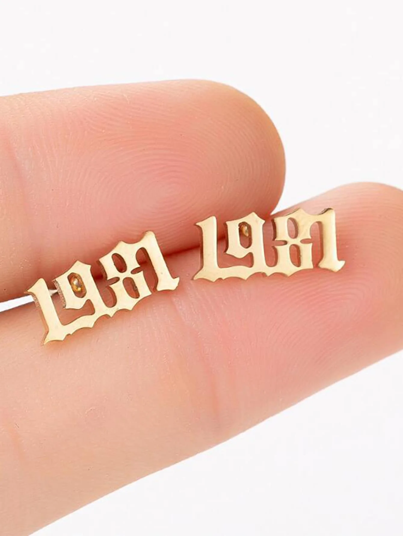 

1 пара сережек-гвоздиков в готическом стиле с номерами годов, золотистого цвета, из нержавеющей стали