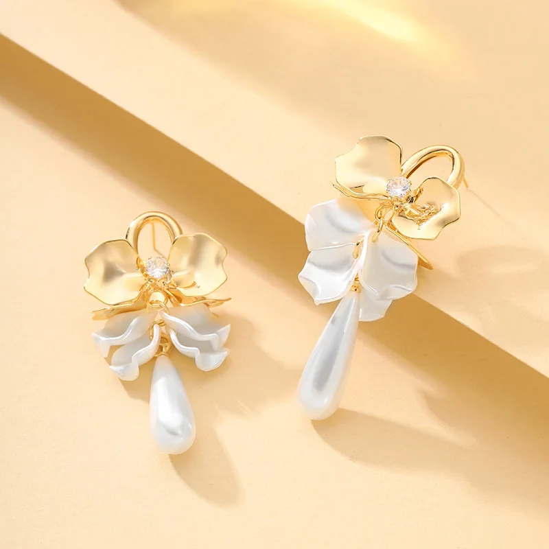 

Stylish, elegant, romantic, holiday style, metal petals, water drop pearl earrings, light luxury, simple, high-end earrings