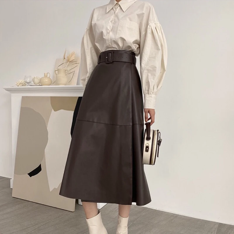 ランタンスリーブのエレガントでシックなシャツとスリット入りハイウエストPUレザーミニスカートの女性用ファッショナブルな春のセット