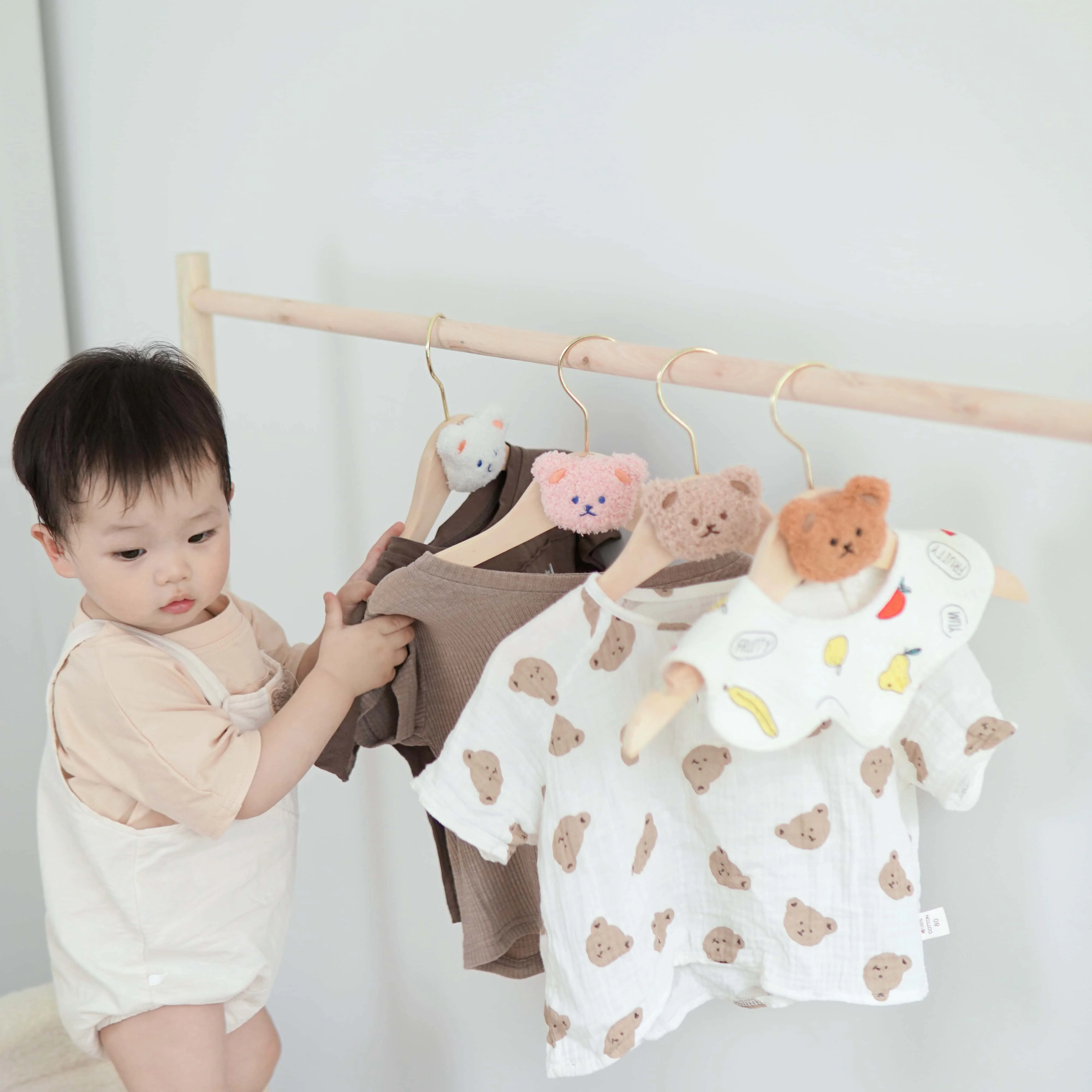 Drying clothes: children, newborns, toddlers, middle and large children, household non-slip hangers