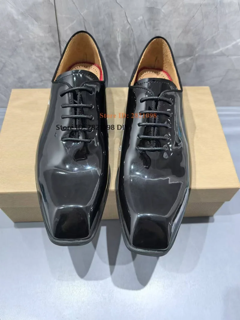 حذاء أسود من الجلد اللامع بمقدمة مربعة وأربطة سهل الارتداء للرجال