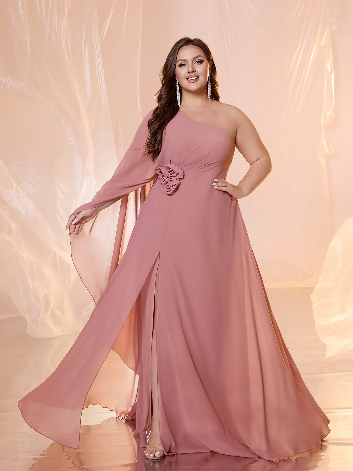 Vestido de noche de gasa con abertura de flor tridimensional, ajustado, con manga flotante de un solo hombro y diseño de UNITHORSE Plus para mujer