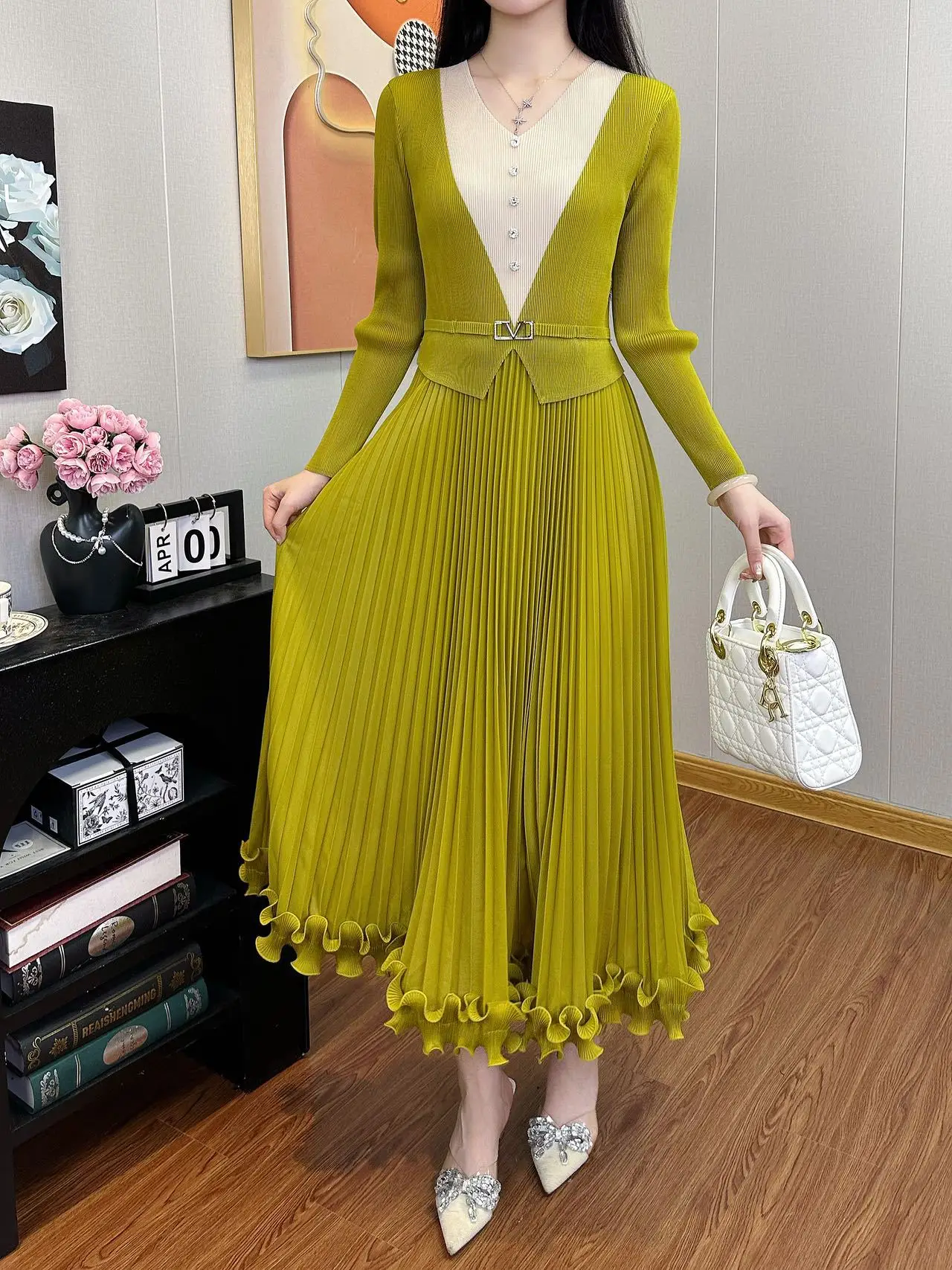 2025-vetements-pour-femmes-style-minimaliste-haut-de-gamme-style-etranger-automne-nouveau-design-sens-jupe-plissee-a-manches-longues-robes-miyake