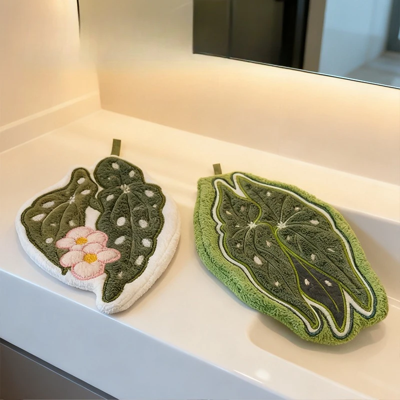 Yezi hand towel can be hung for household kitchen and bathroom cleaning. Thickened absorbent coral fleece handkerchief
