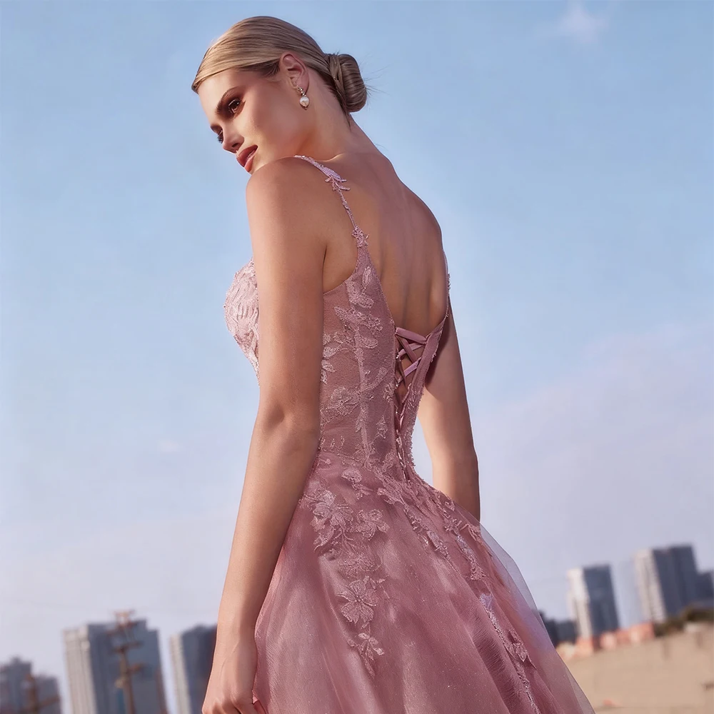 ชุดราตรีผ้าทูลล์ยาวกรอมพื้น ดีไซน์หวานแบบไม่มีแขน ประดับลูกไม้ ผ่าข้าง  สำหรับงานพรอม  สามารถสั่งตัดได้