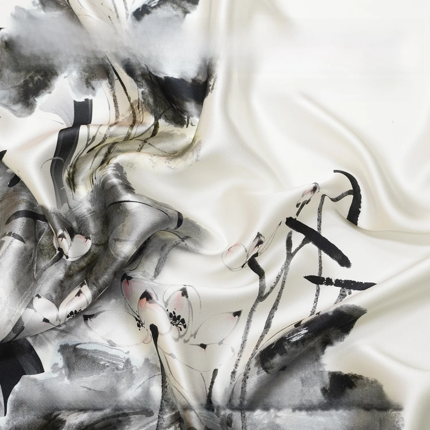 

Original Silk Print Thin Satin Fabric for Dr And Nightwear High End Silk Material Chinese Sle Home Decor