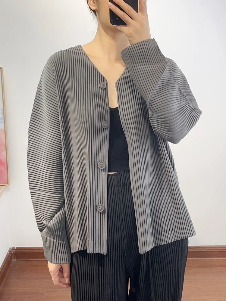 

Fold Miyake Pleated's New Autumn Women's Coat is a Fashionable Solid Color Versatile Loose Single-breasted Top