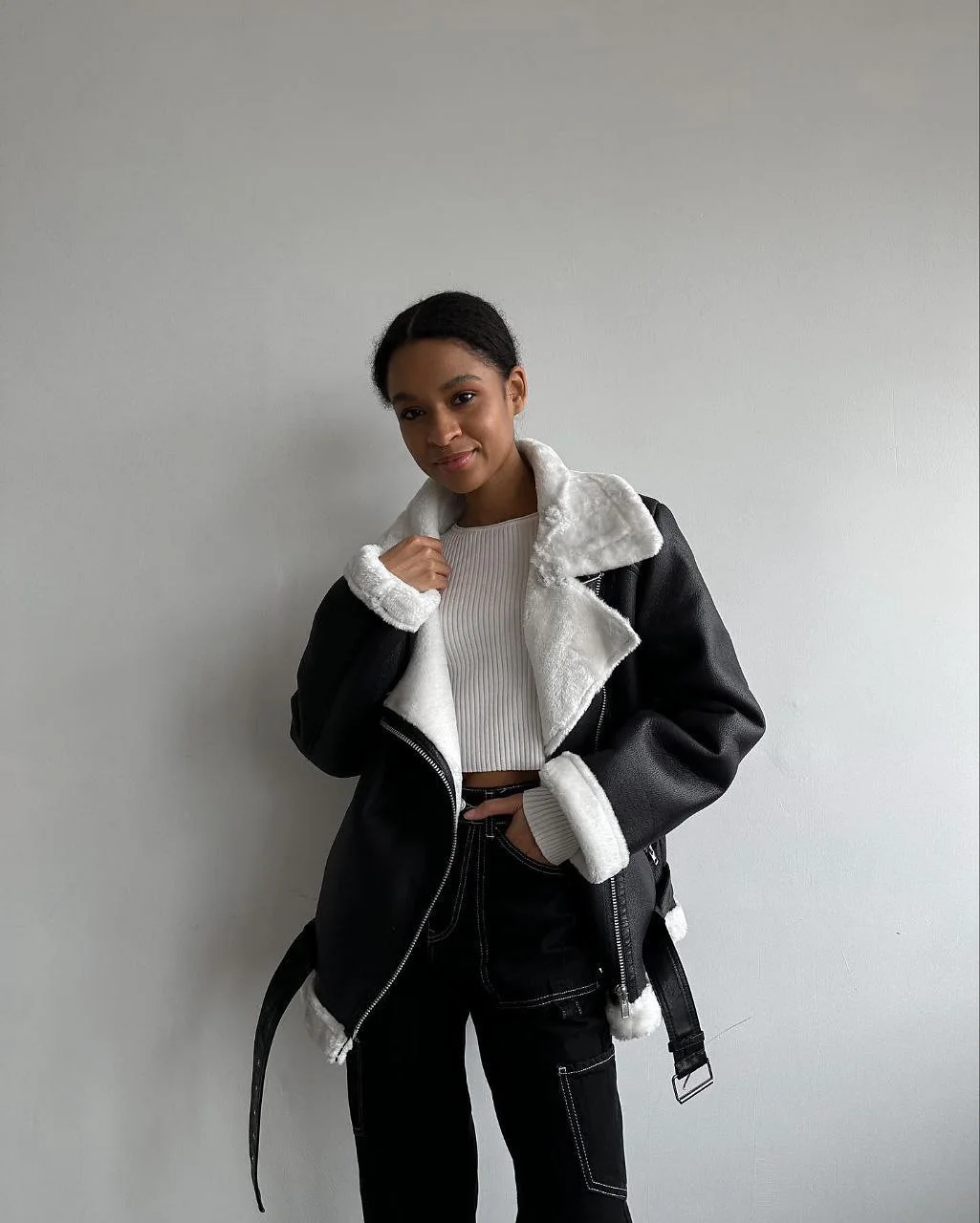 レディースファッション コントラストフェイクファー襟 レザージャケット ラペル Vネック レースアップ ジッパー ショートジャケット レディース 2025 ハイストリート アウター