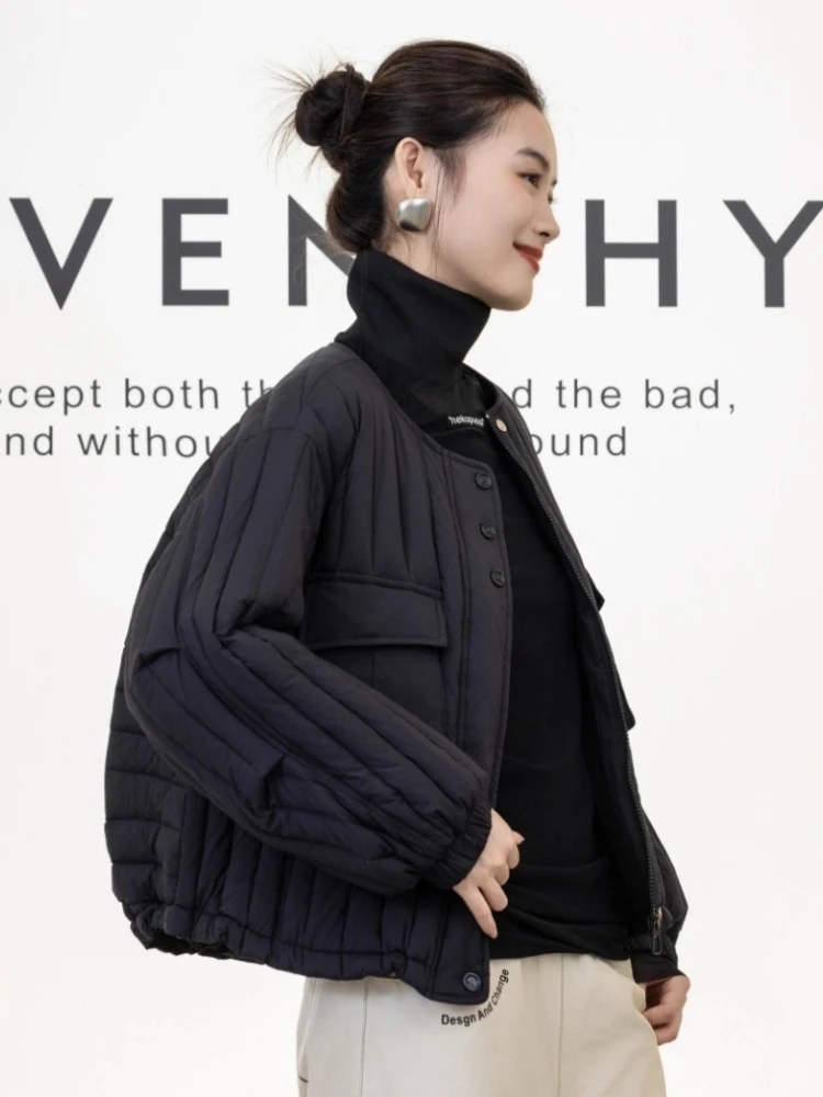 سترة عمودية مخططة لخريف وشتاء 2025 سترات نسائية قصيرة جديدة موضة Y2k جيب كبير فضفاض ورقيق 90 معطف منتفخ بطة بيضاء