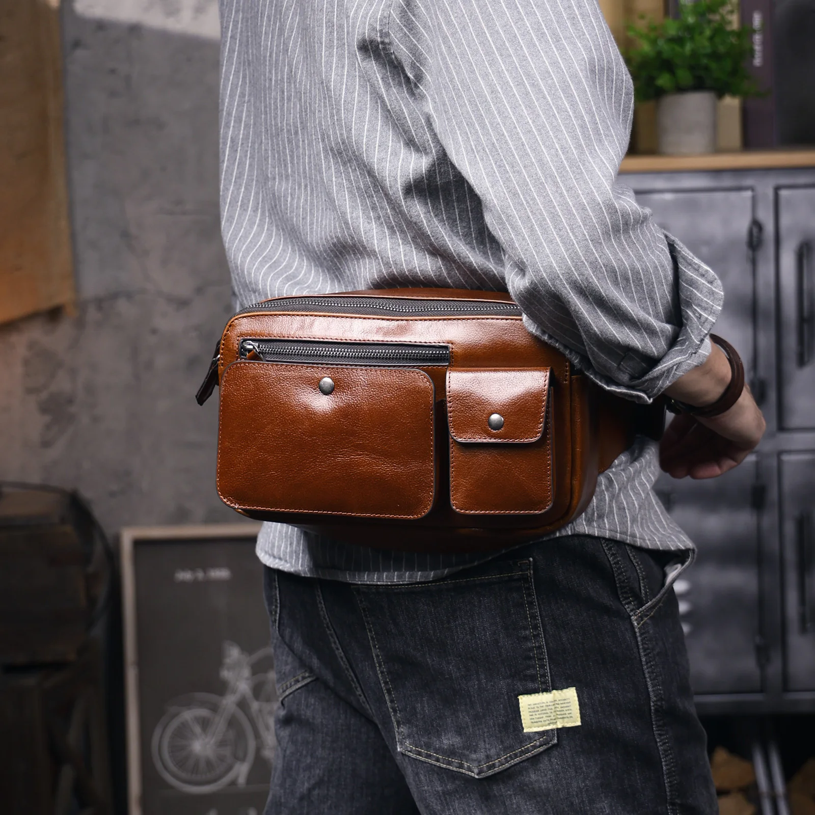 Vintage-Hüfttasche aus hochwertigem Rindsleder, lässige Schultertasche für Herren, multifunktionale Motorrad-Brusttasche aus echtem Leder – Detail 5