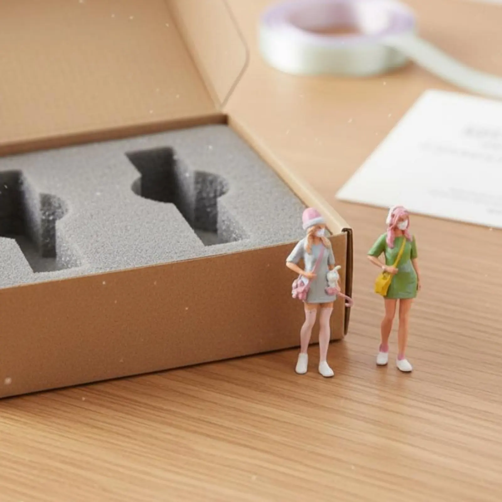 

2 Pieces 1:64 Scale Female Figures Sweet Cute Aesthetic Hand-Painted Resin Figurine Miniature Scene Scene Prop Highly Detailed