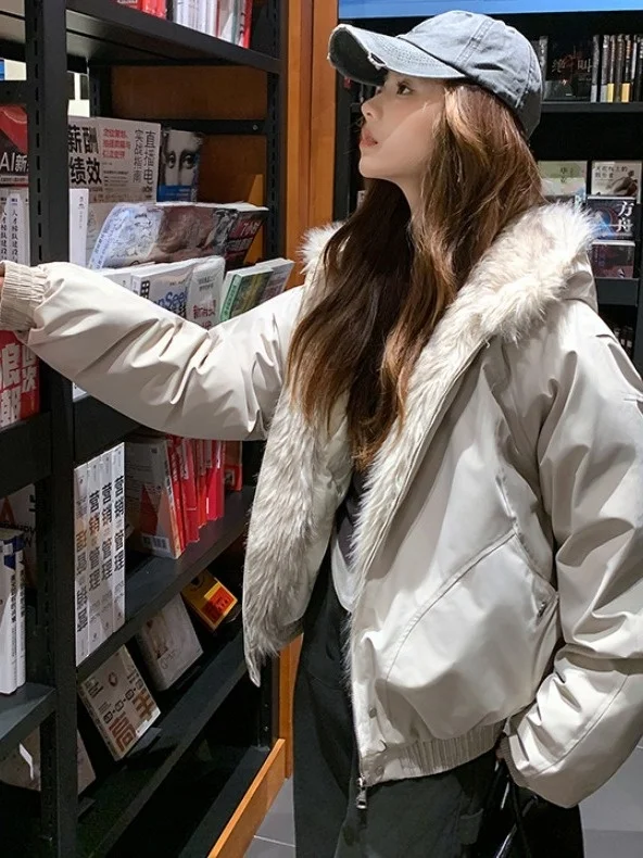 冬暖かい厚みのあるカップルスタイルの綿ジャケット女性のショートデザインフード付きコート韓国ファッション防寒アウター