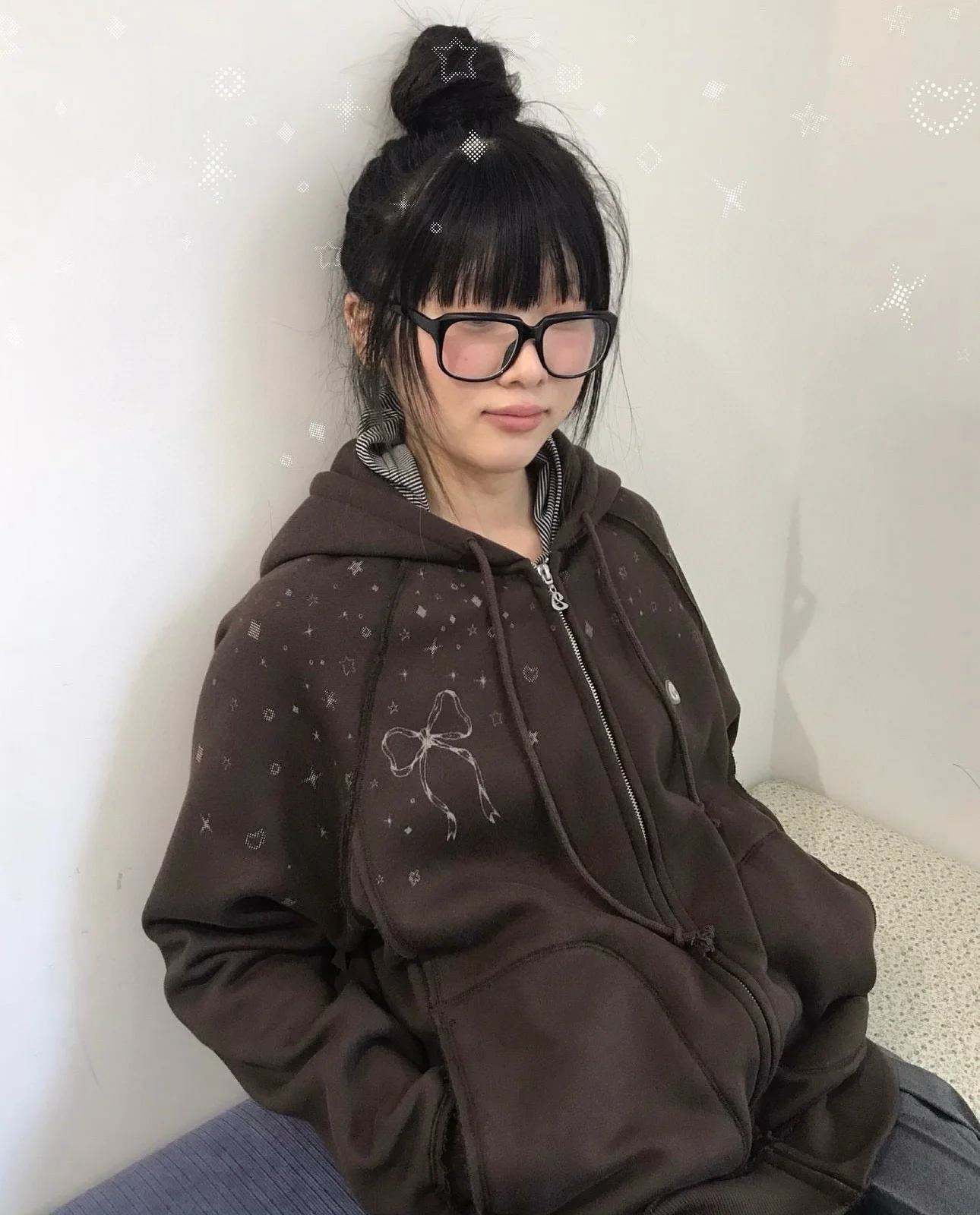 

Корейская толстовка с капюшоном, принтом в виде узлов и звезд, с рваным краем, на молнии, свободного кроя, женская модная верхняя одежда