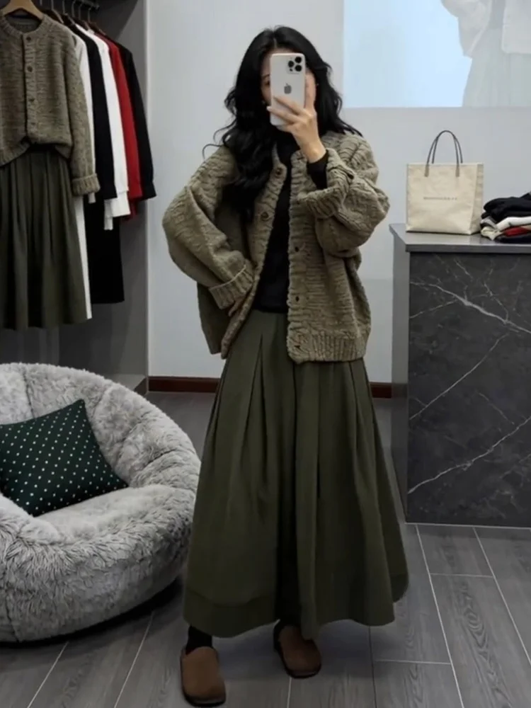 

Уютный женский комплект из трех предметов: теплая кофта с круглым вырезом и длинным рукавом, юбка и топ, зимний модный свободный крой, высокая талия