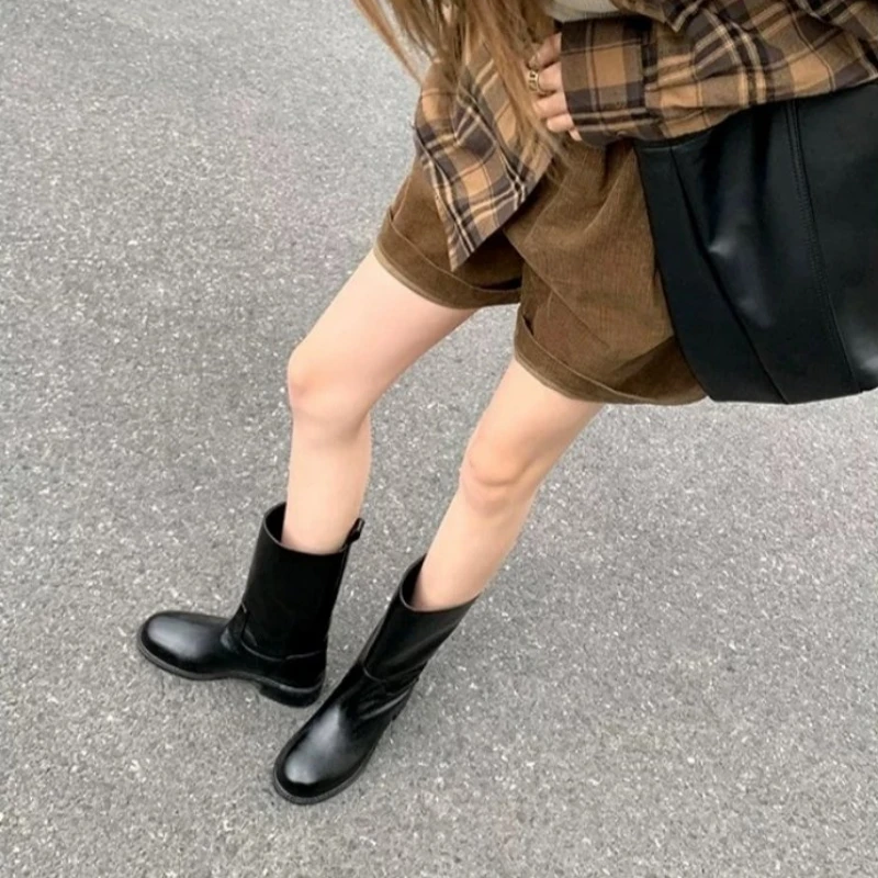 Retro-Cowboystiefel für Damen, knöchelhoch, mit runder Spitze und niedrigem Absatz, zum Überziehen, klassische Winterstiefel für den Alltag und Partys. – Detail 8