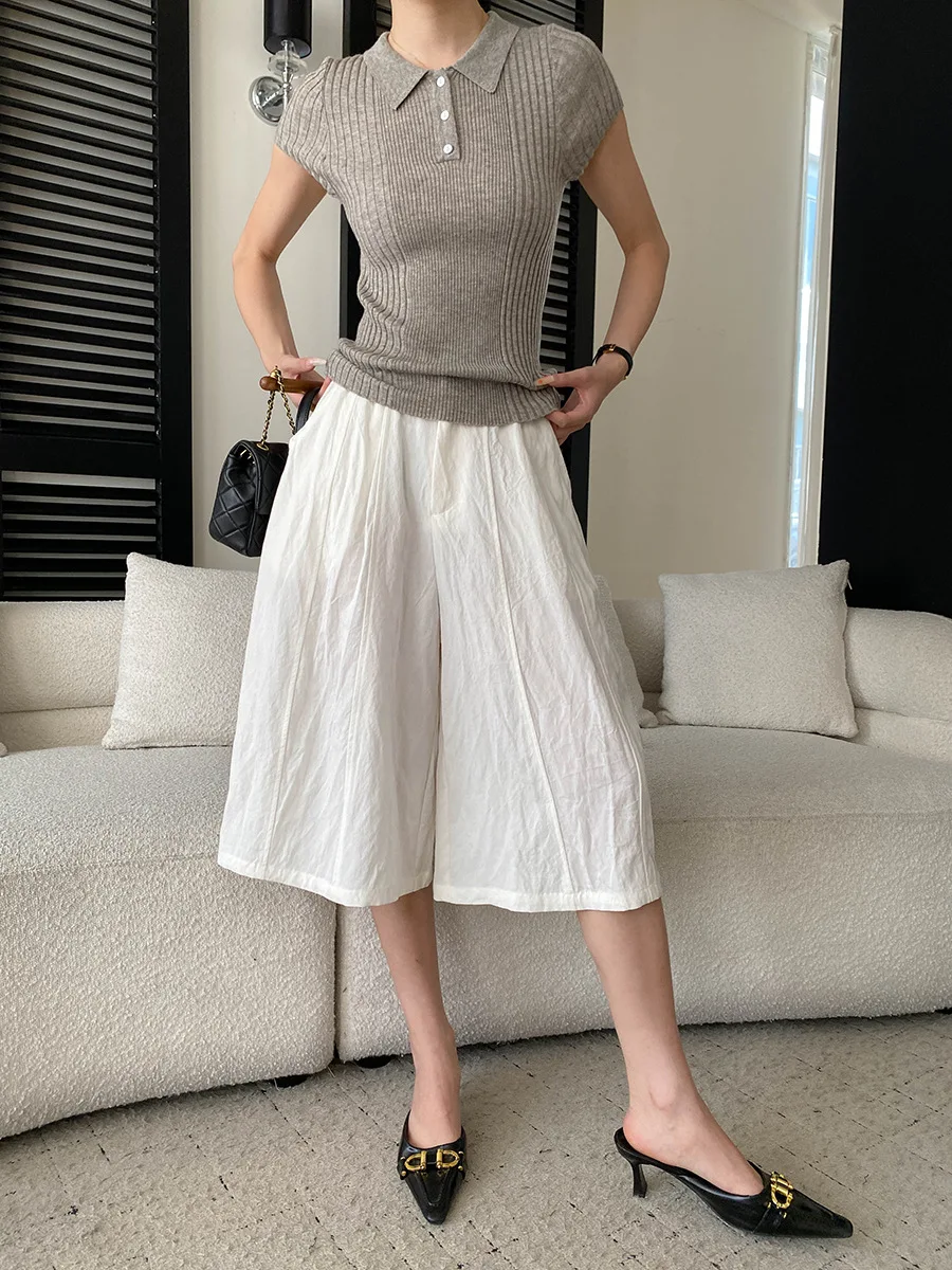 Sommerliche Damen-Freizeithose in einfarbigem Design mit lockerem Schnitt und hohem Bund und weitem Bein. – Detail 18