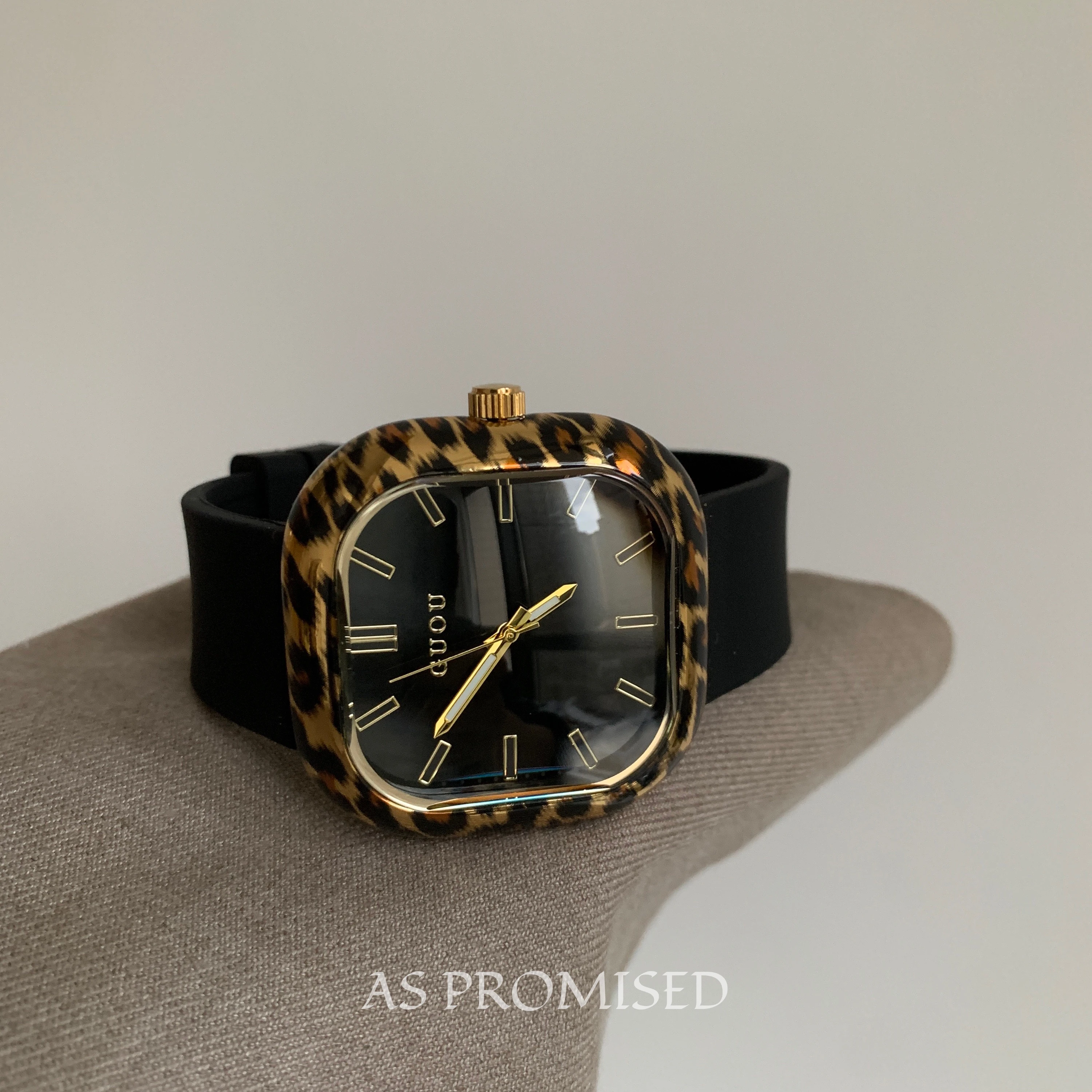 

Elegant women's watch with leopard print gold design, square dial, sophisticated and trendy style, fashionable quartz watch.