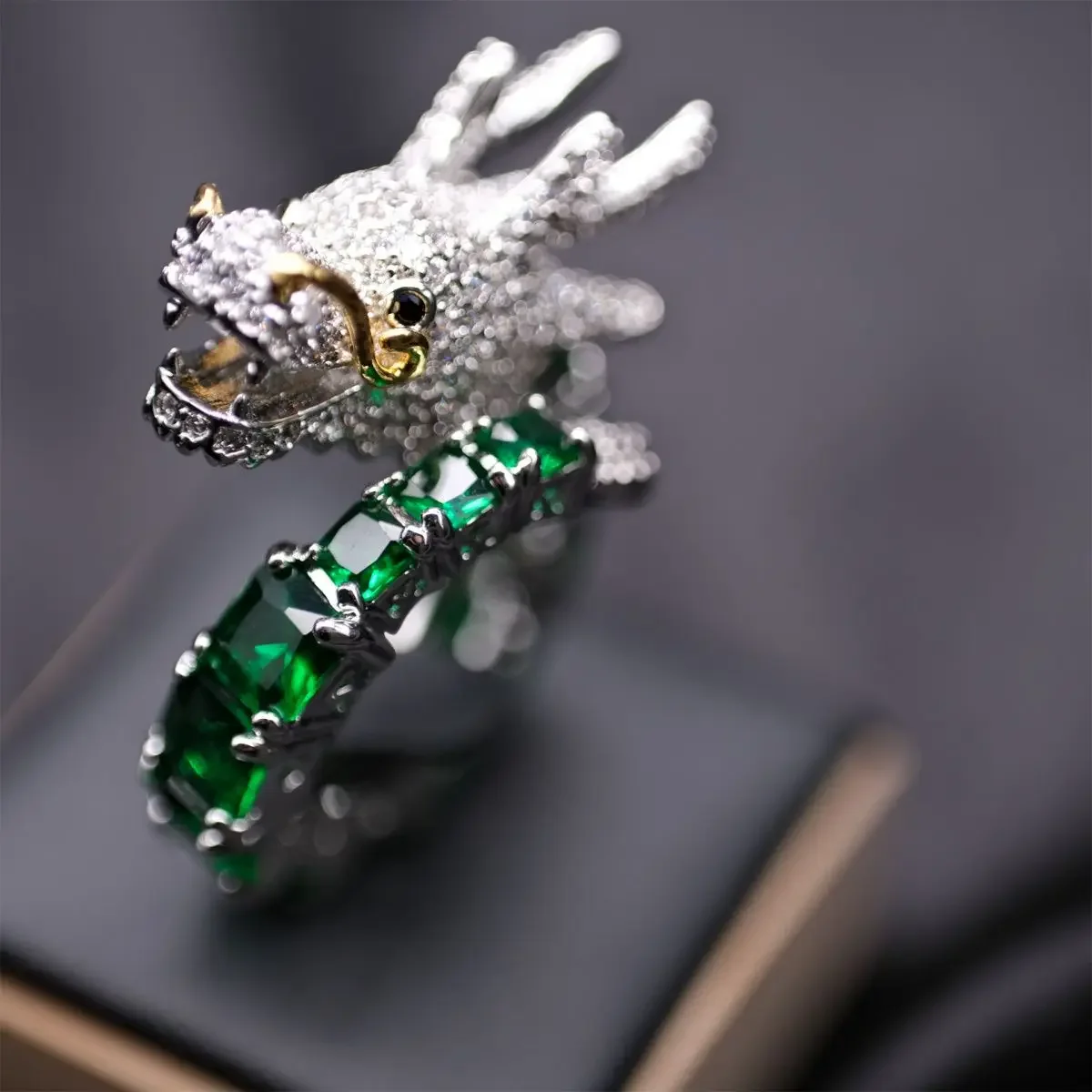 

UMQ Dragon Year Limited Luxury Green Faucet Ring Open Mouth Fashion Inlaid Diamond Green Couple Style