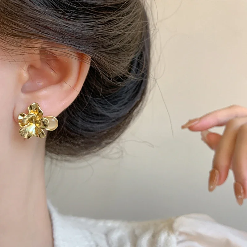 Women\'s Luxury Niche Design Golden Petal Ear Clips French Retro Three-dimensional Metal Opal Flower Clip on Earrings No Piercing