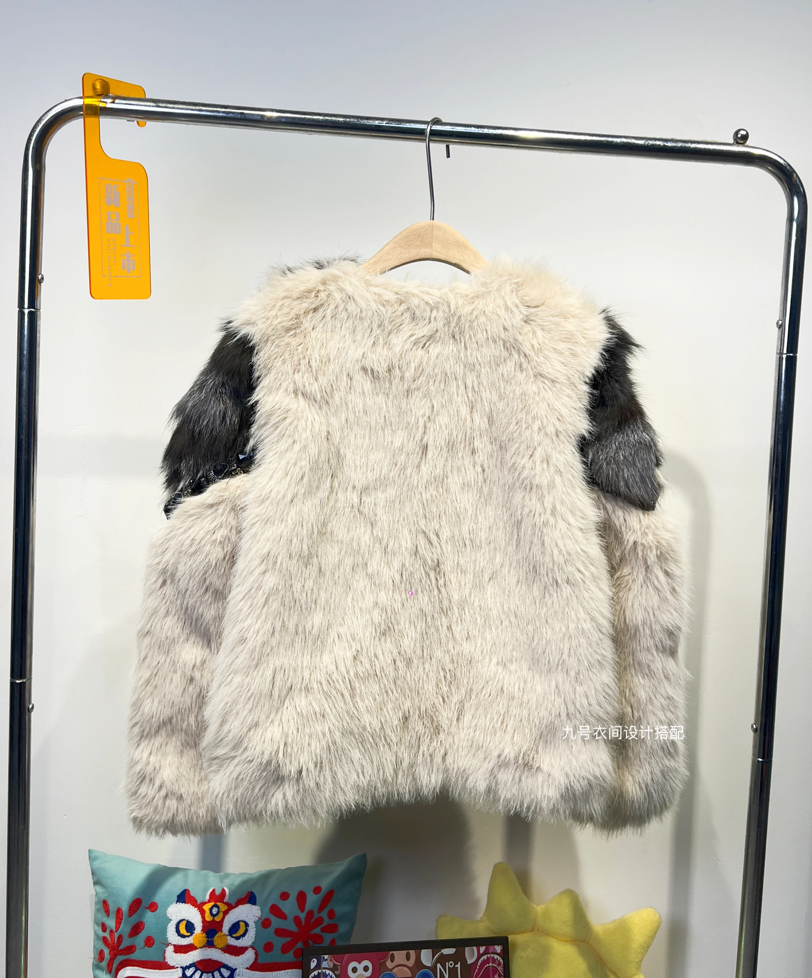 2025 Winter New European Faux Fur Coat for Women Heavy Beading Faux Fox Fur Collar Furry Jacket Trendy Short Coat