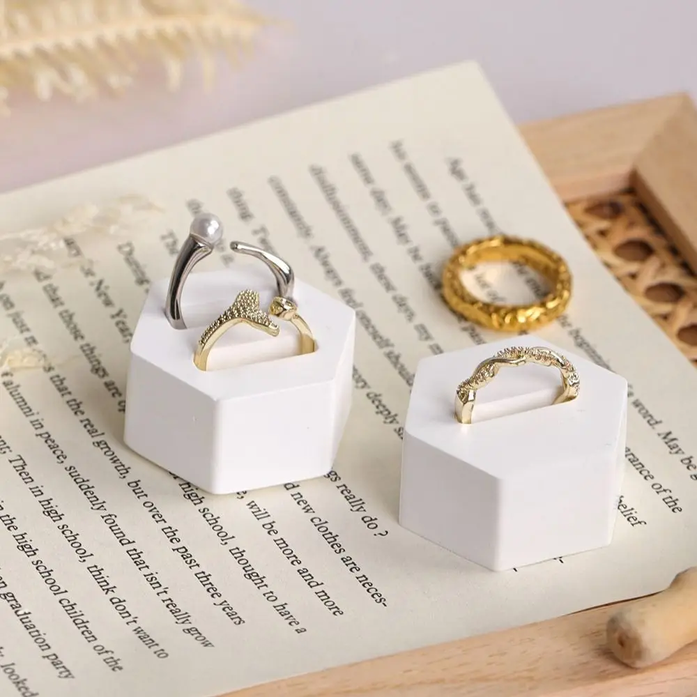 جديد الأبيض الجبس مجوهرات حلقة عرض الرف خفيفة الوزن الإبداعية صندوق عرض تخزين حامل التصوير الدعائم