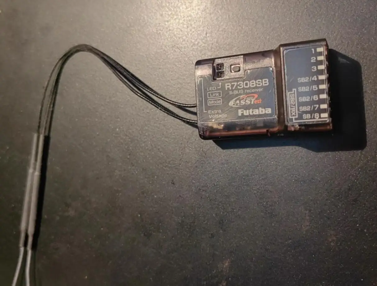 Futaba - 7308SB Receiver FASSTest with Dual RX Link 8-channel PWM, 26-channel S.BUS/S.BUS2 FASSTest RX