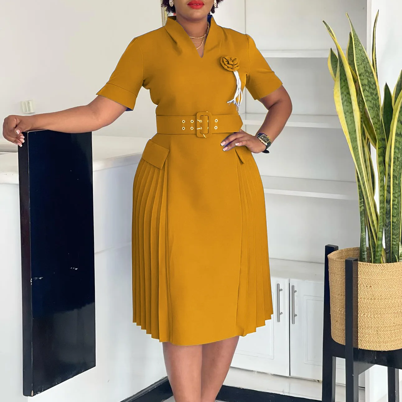 2025 Nieuwe Mode vrouwen Sjerp Effen Kleur V-hals Plus Size Hoge Taille Knielengte Geplooide Korte Mouw Jurken Vrouwelijke kleding