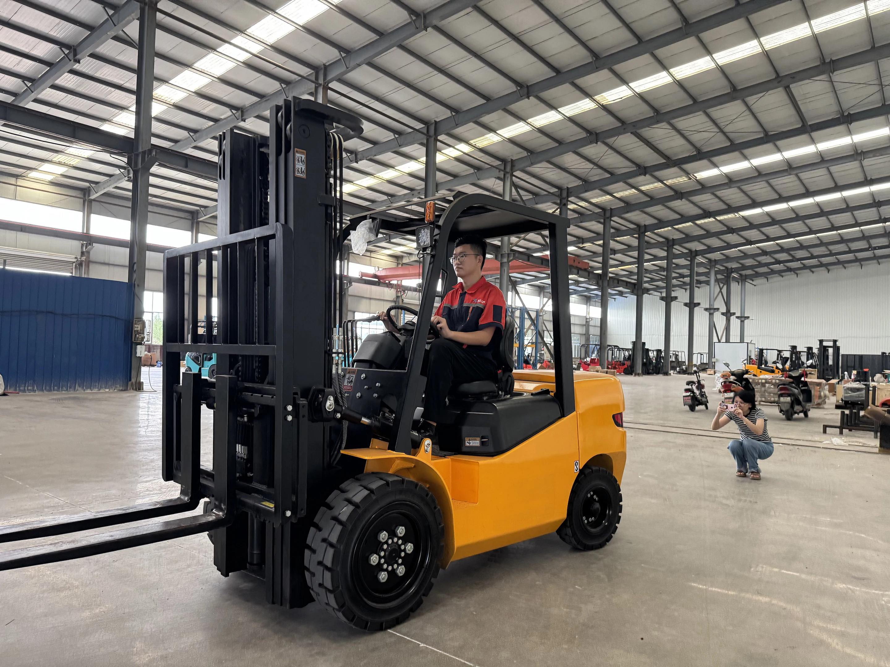 

1-ton 1.5-ton 2-ton multifunctional forklift with side shift and solid tires for quick delivery