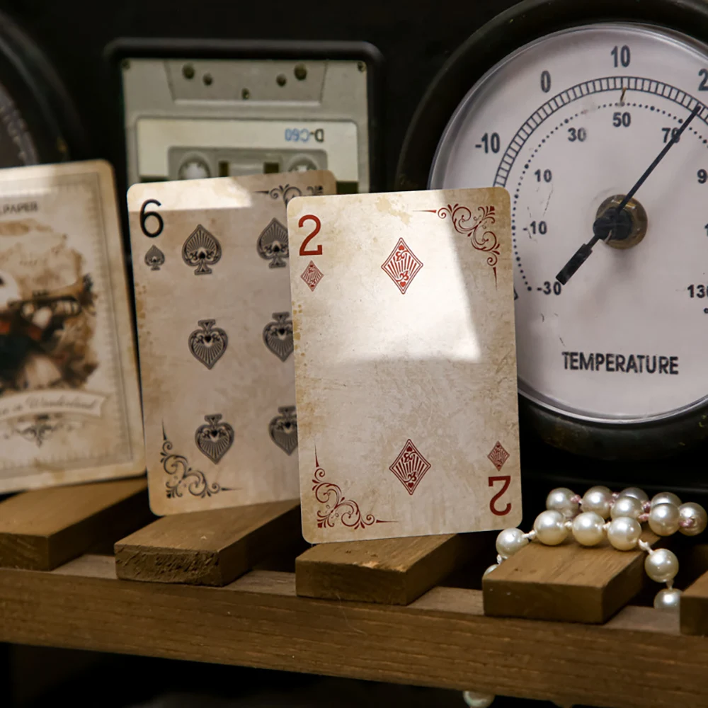 Alice Serisi Retro Poker Kartları Aile Toplantıları Oyunları için Kalın Kaymaz Buzlu Kaplama Koleksiyon Sihirli Kart Mevcut Pokers