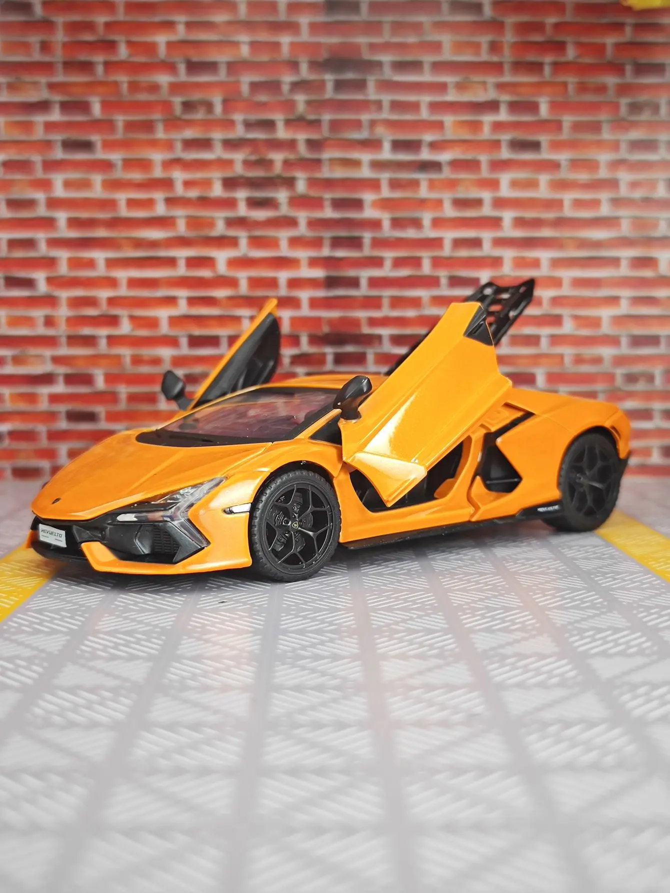 1: 32 لامبورغيني ريفولتو سبيكة سيارة خارقة نموذج الحلي جمع الباب يمكن فتح سيارة لعبة قابلة للسحب بصري صوتي للأطفال