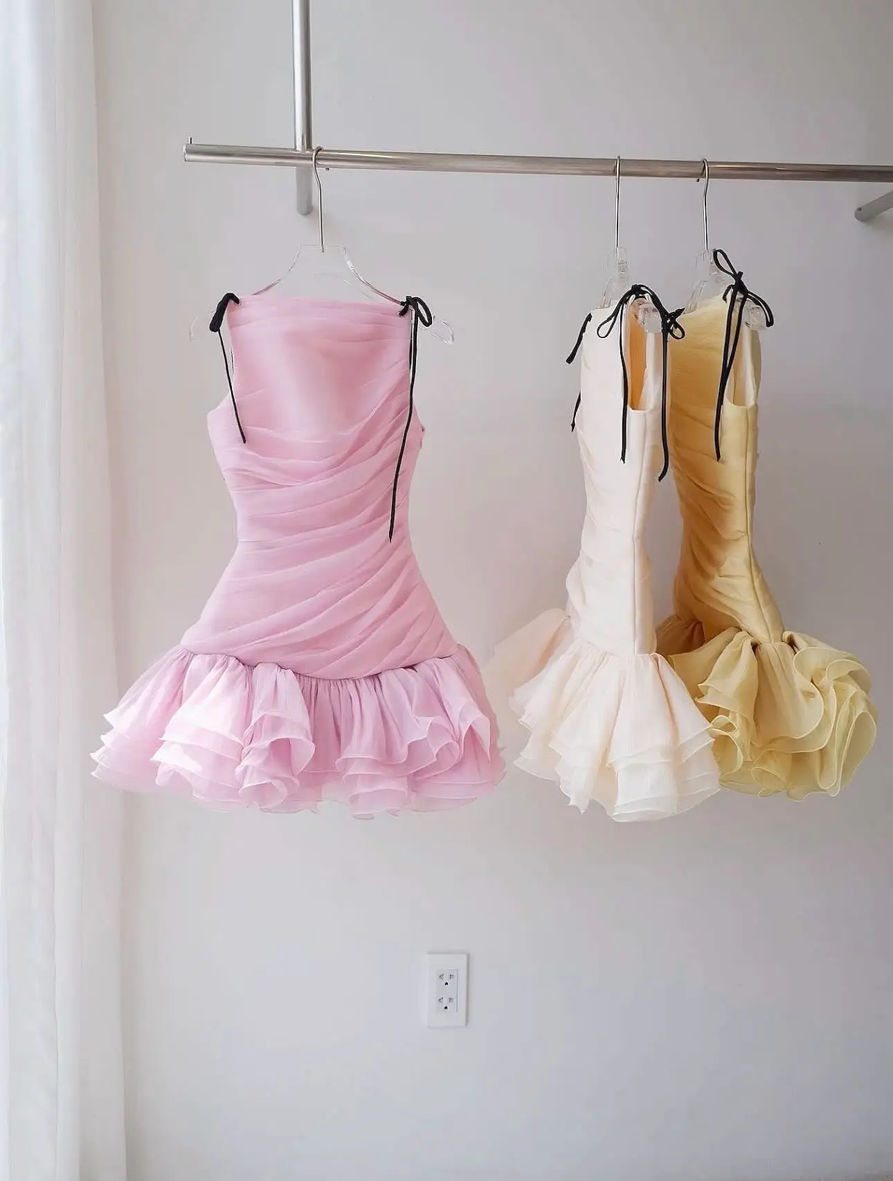 Bonito doces cores mini vestido personalizado multi-cores curto vestidos de festa de casamento plissado em camadas vestido de dama de honra vestidos de baile 2025