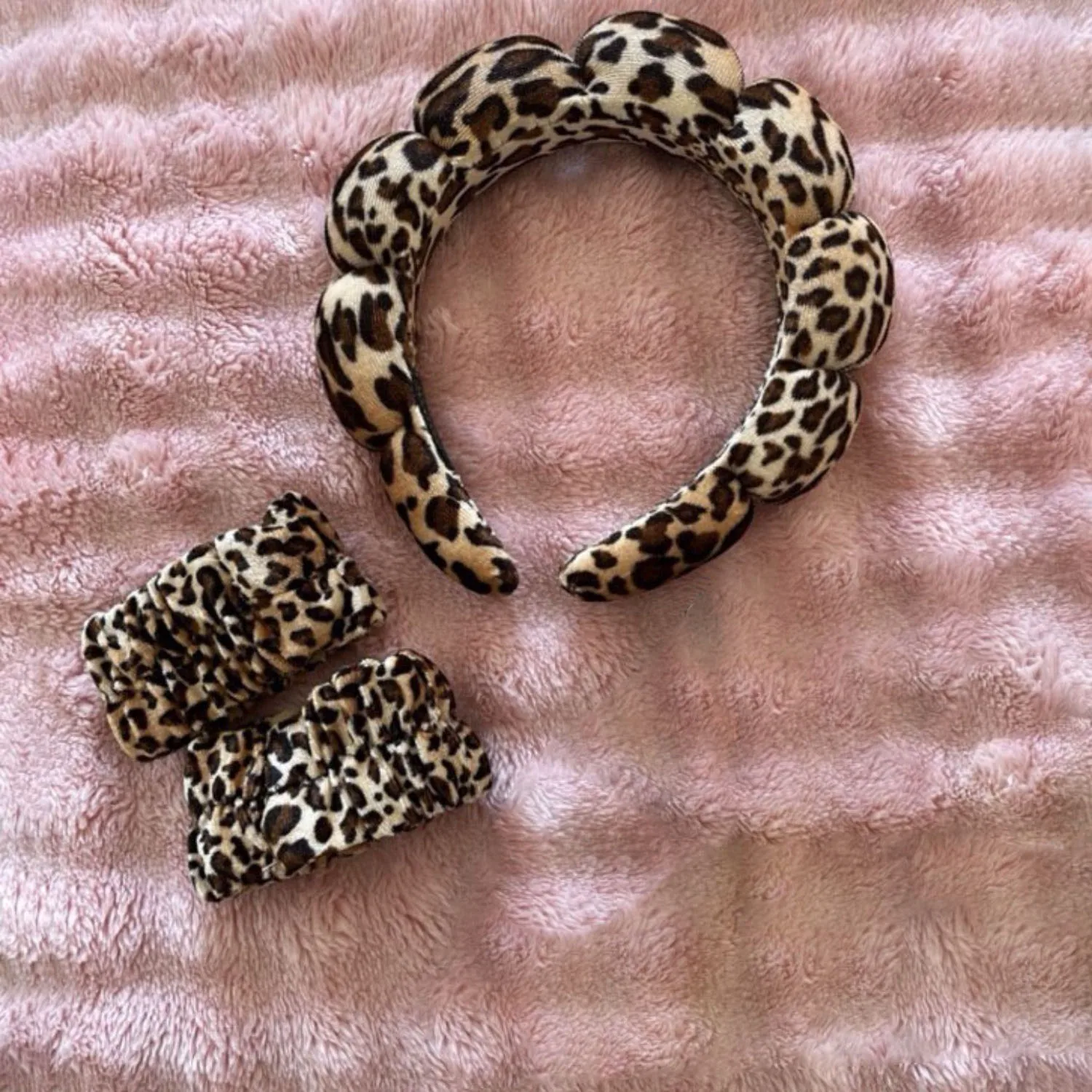 

3pcs Elegant Women's Leopard Print Spa Headband Fluffy, Wristband Set for Face Washing, Makeup Elastic Wrist Hand, Sponge Bubble