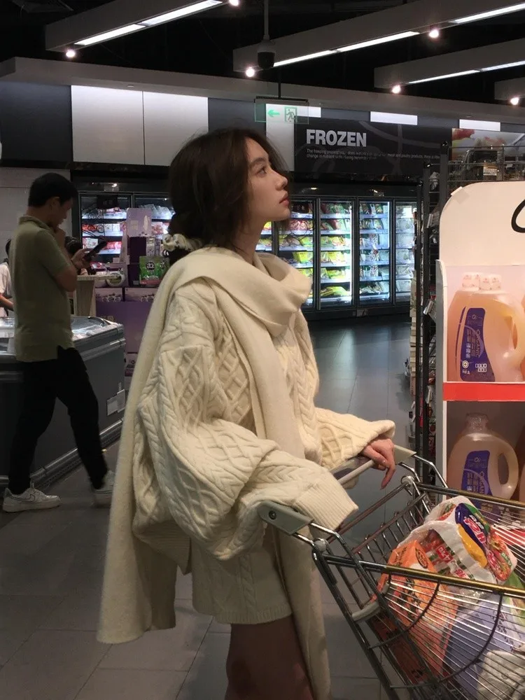 

Уютный вязаный комплект для ранней весны: женский утепленный свитер с длинным рукавом и круглым вырезом, комплект из двух предметов с шарфом