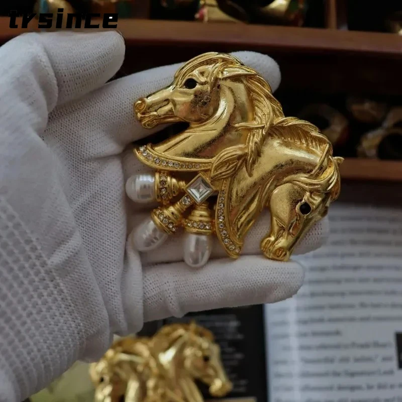 Retro Design Series Double Horse Head Brooch Palace Pearl Rhinestone Pin for Women Fashionable Coat Cardigan Accessory.