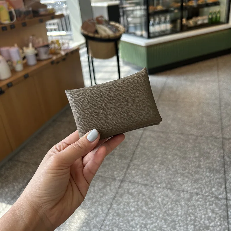 Dompet koin หนังวัวพื้นผิวสุดสร้างสรรค์ซองใส่บัตรรองเท้าหนังแท้สตรีมี2พับกระเป๋าสตางค์ใบสั้นหนังลูกวัวสำหรับผู้หญิง