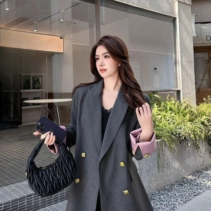2025 Primavera Autunno Vestibilità rilassata Casual Chic Giacca da abito con blocchi di colore Bottoni in metallo premium Design di nicchia Giacca versatile