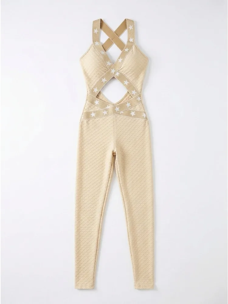 Gymdolphin Mono Deportivo Texturizado Beige para Mujer con Estampado de Estrellas, Cuello Halter y Detalle de Recorte para Gimnasio y Uso Casual
