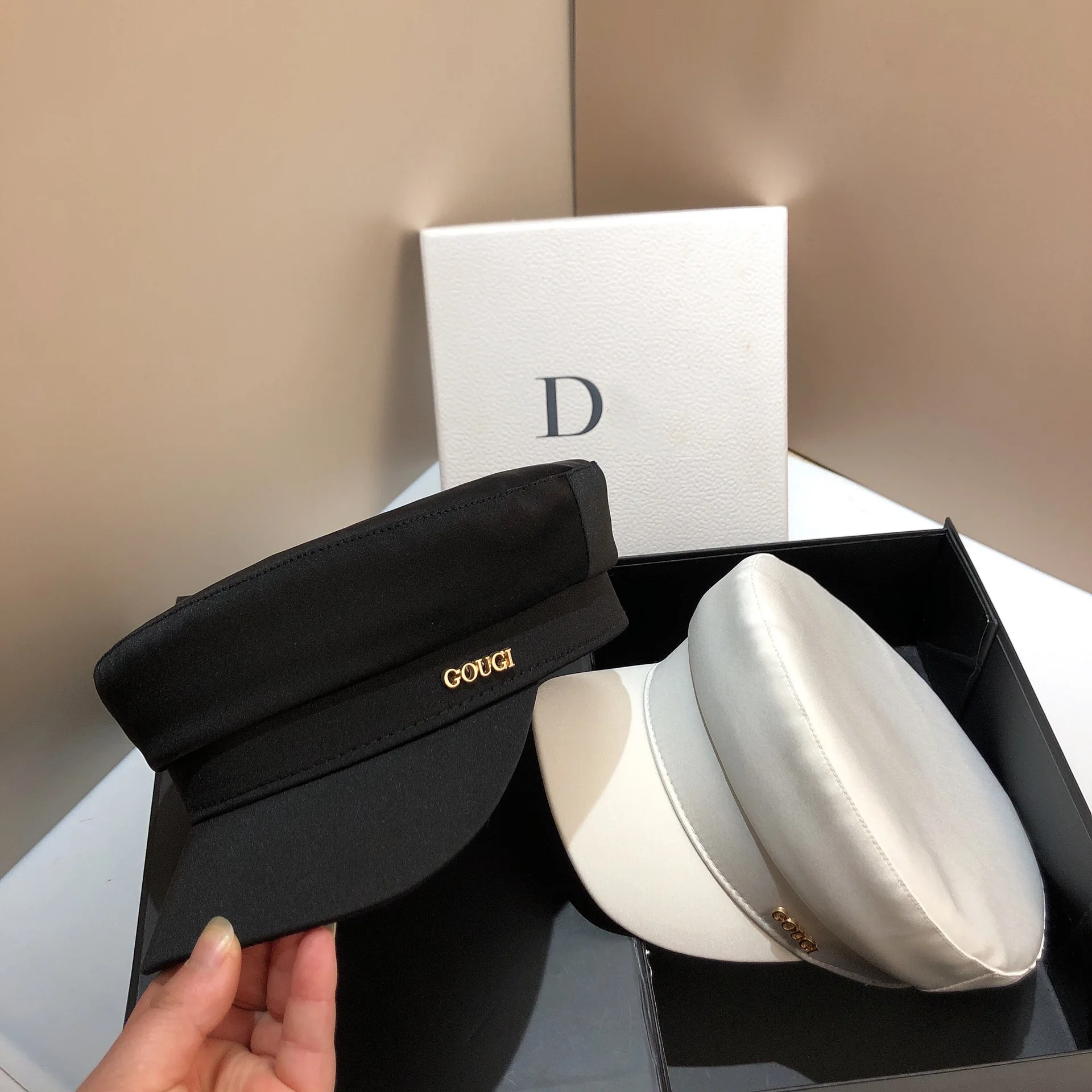 ​ قبعة بحرية جديدة من الساتان لعام 2025 للنساء - قبعة مسطحة مثل الحرير من الأسيتات، قبعة ربيع الخريف ريترو شيك، قبعة شمس قابلة للتعديل ​